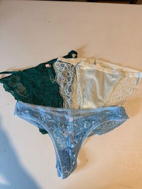 Victoria’s Secret’s pink set of three Lace Bikini thong Panty